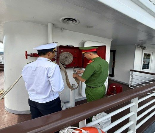 Kiểm tra thiết bị chữa cháy trên các phương tiện tham gia trình diễn Kiểm tra thiết bị chữa cháy trên các phương tiện tham gia trình diễn