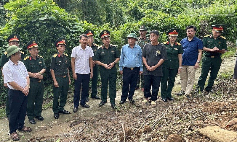 Thiếu tướng Nguyễn Ngọc Ng&acirc;n, Ph&oacute; Chủ nhiệm Ch&iacute;nh trị Qu&acirc;n khu, Ph&oacute; Trưởng ban Thường trực Ban Chỉ đạo Qu&acirc;n khu về t&igrave;m kiếm, quy tập v&agrave; x&aacute;c định danh t&iacute;nh h&agrave;i cốt liệt sĩ kiểm tra thực tế khu vực c&oacute; mộ liệt sĩ chưa x&aacute;c định danh t&iacute;nh tr&ecirc;n địa b&agrave;n phường Điện Bi&ecirc;n Phủ. (Ảnh: L&Ecirc; LAN)