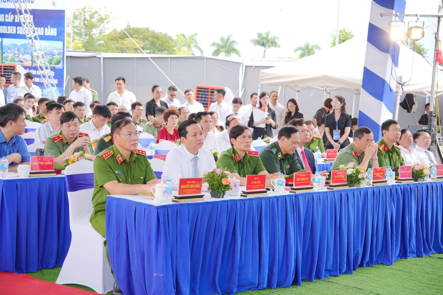 C&aacute;c đồng ch&iacute; l&atilde;nh đạo Trung ương, l&atilde;nh đạo tỉnh Cao Bằng c&ugrave;ng c&aacute;c đại biểu tham dự Lễ Khởi c&ocirc;ng Dự &aacute;n Nh&agrave; ở x&atilde; hội Golden Square Cao Bằng.