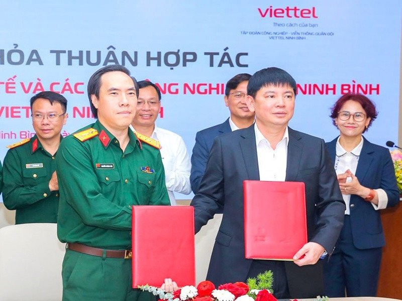 Lễ k&yacute; kết thỏa thuận hợp t&aacute;c về chuyển đổi số giữa Ban Quản l&yacute; Khu kinh tế, c&aacute;c Khu c&ocirc;ng nghiệp tỉnh Ninh B&igrave;nh v&agrave; Viettel Ninh B&igrave;nh