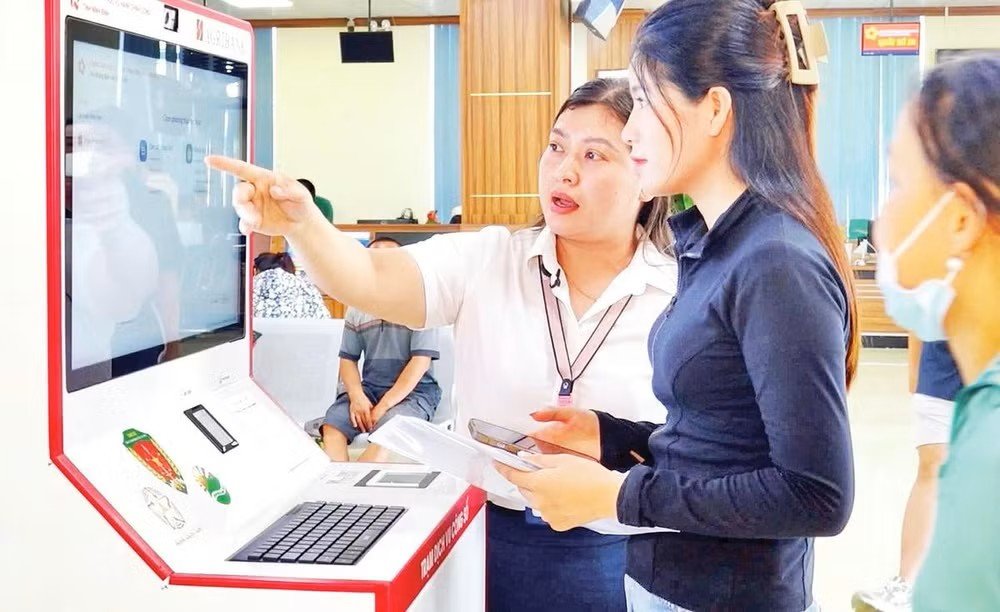 Đo&agrave;n vi&ecirc;n, thanh ni&ecirc;n phường Hoa Lư hỗ trợ người d&acirc;n tra cứu thủ tục h&agrave;nh ch&iacute;nh tại Trung t&acirc;m Phục vụ h&agrave;nh ch&iacute;nh c&ocirc;ng tỉnh (Ảnh: Nguyễn Hương)