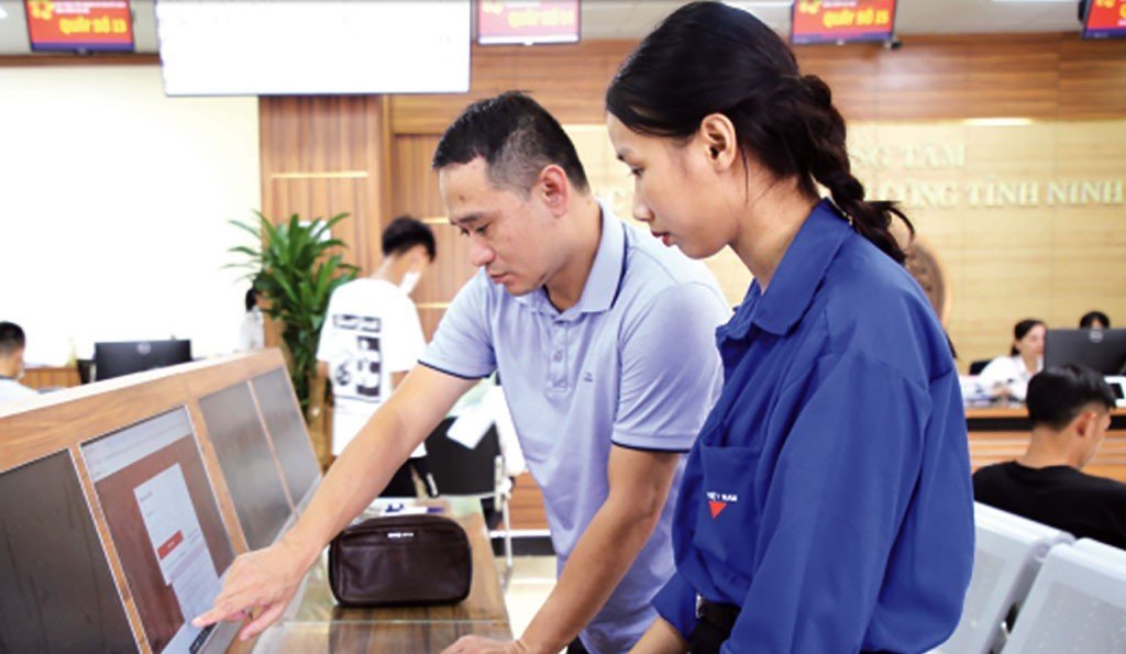 Đo&agrave;n vi&ecirc;n, thanh ni&ecirc;n phường Hoa Lư hỗ trợ người d&acirc;n tra cứu thủ tục h&agrave;nh ch&iacute;nh tại Trung t&acirc;m Phục vụ h&agrave;nh ch&iacute;nh c&ocirc;ng tỉnh (Ảnh: Nguyễn Hương)