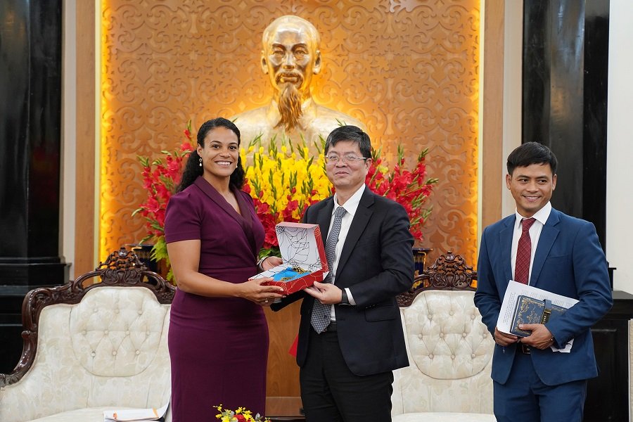 Ph&oacute; Chủ tịch UBND tỉnh Nguyễn Hồng Hải tặng qu&agrave; lưu niệm của tỉnh L&acirc;m Đồng đến b&agrave; Ra&iuml;ssa Marteaux.
