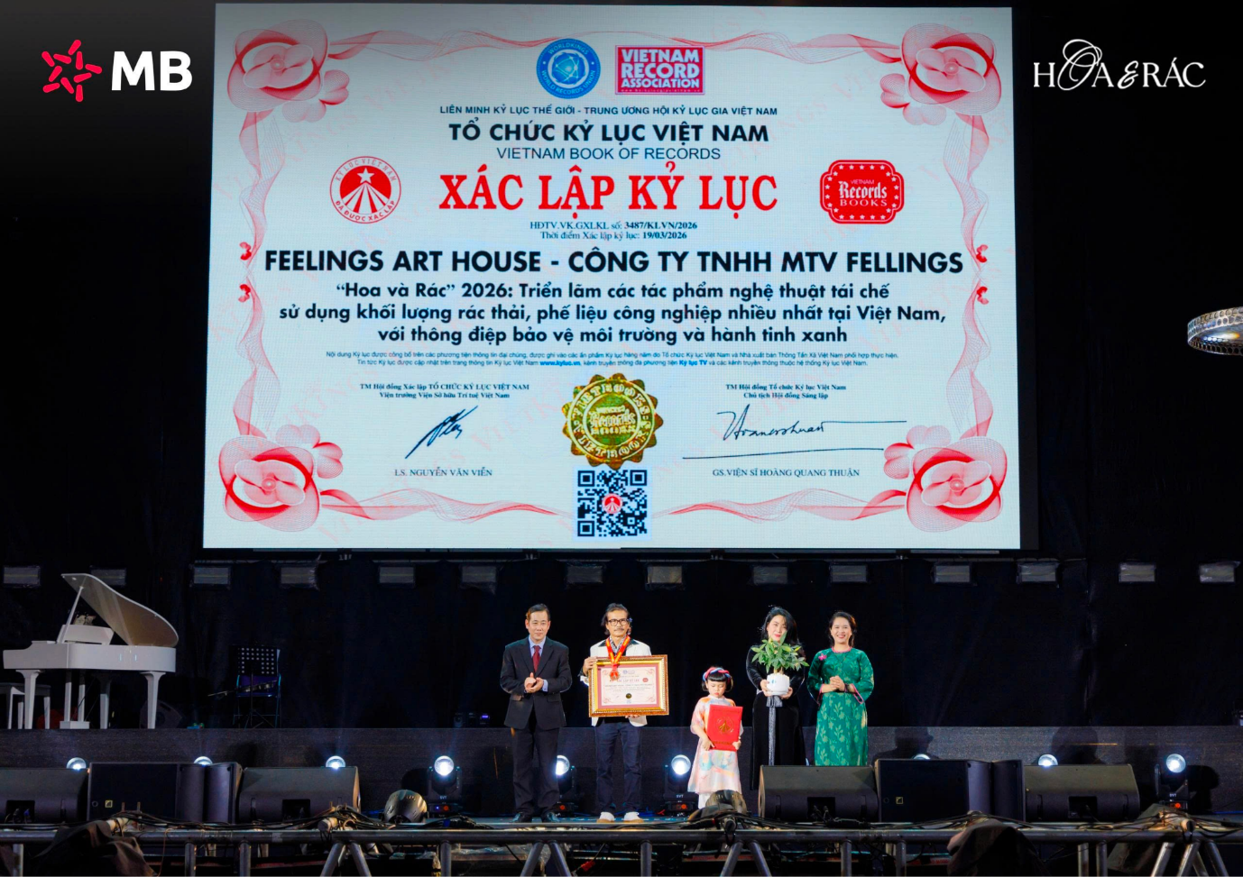 Ông Dương Duy Lâm Viên – Phó Chủ tịch kiêm Tổng Thư ký TW Hội Kỷ lục gia Việt Nam và bà Võ Lưu Lan Uyên trao chứng nhận Kỷ lục Việt Nam đến đại diện Feelings Art House (Ảnh VietKings). Ông Dương Duy Lâm Viên – Phó Chủ tịch kiêm Tổng Thư ký TW Hội Kỷ lục gia Việt Nam và bà Võ Lưu Lan Uyên trao chứng nhận Kỷ lục Việt Nam đến đại diện Feelings Art House (Ảnh VietKings).