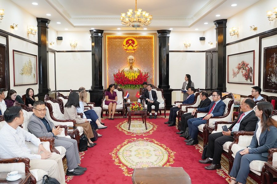 L&acirc;m Đồng v&agrave; Tổng L&atilde;nh sự Vương quốc H&agrave; Lan tại TP Hồ Ch&iacute; Minh c&ugrave;ng chia sẻ, gợi mở nhiều định hướng hợp t&aacute;c. (Ảnh: Cổng TT L&acirc;m Đồng)