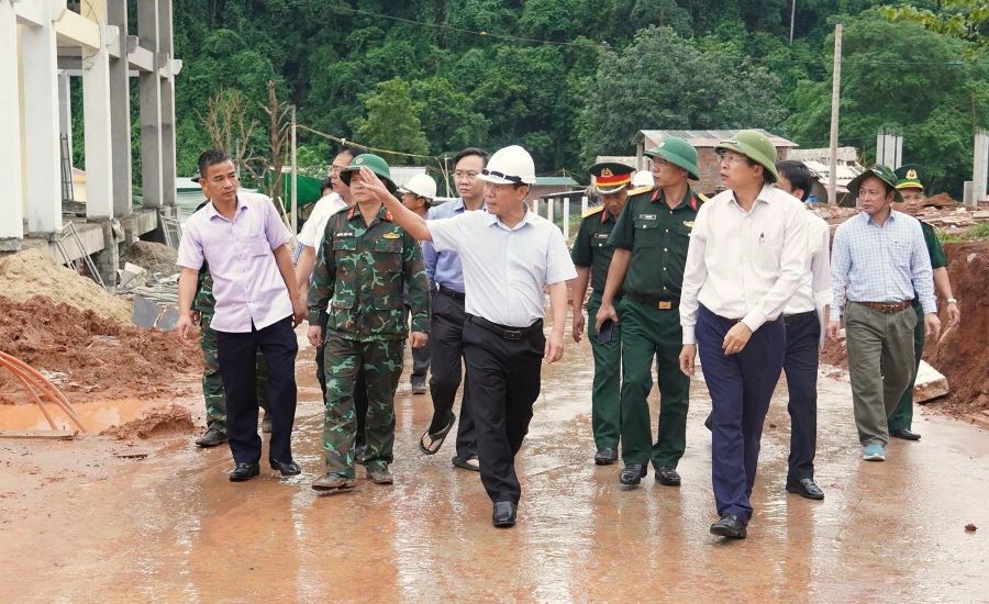 B&iacute; thư Tỉnh ủy Nguyễn Văn Phương kiểm tra tiến độ thi c&ocirc;ng Trường nội tr&uacute; TH v&agrave; THCS Thượng Trạch