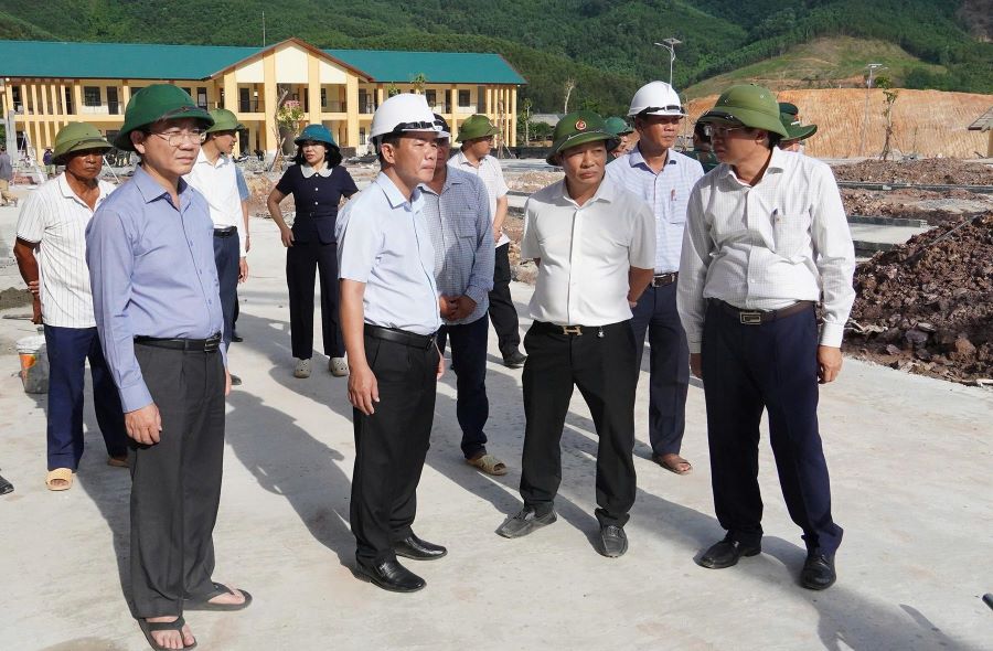 B&iacute; thư Tỉnh ủy Nguyễn Văn Phương kiểm tra tiến độ thi c&ocirc;ng Trường nội tr&uacute; TH v&agrave; THCS D&acirc;n H&oacute;a
