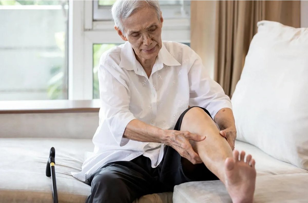 Tuổi c&agrave;ng cao, xương khớp c&agrave;ng l&atilde;o h&oacute;a, cơn đau nhức sẽ thường xuy&ecirc;n t&aacute;i ph&aacute;t