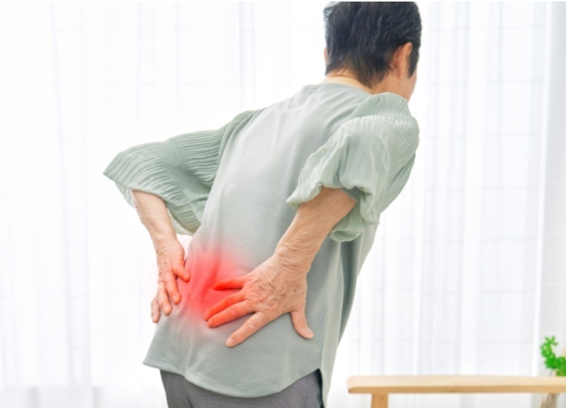 Đau nhức xương khớp khiến người cao tuổi kh&oacute; vận động, sinh hoạt