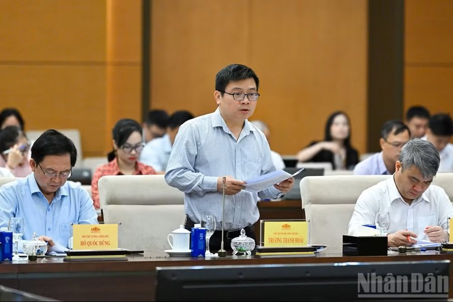 Thứ trưởng C&ocirc;ng Thương Trương Thanh Ho&agrave;i tr&igrave;nh b&agrave;y tờ tr&igrave;nh t&oacute;m tắt dự &aacute;n Luật. (Ảnh: THỦY NGUY&Ecirc;N)