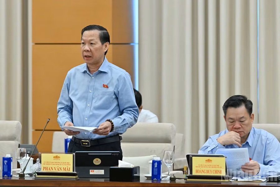 Chủ nhiệm Ủy ban Kinh tế v&agrave; T&agrave;i ch&iacute;nh Phan Văn M&atilde;i tr&igrave;nh b&agrave;y B&aacute;o c&aacute;o thẩm tra sơ bộ. (Ảnh: THỦY NGUY&Ecirc;N)