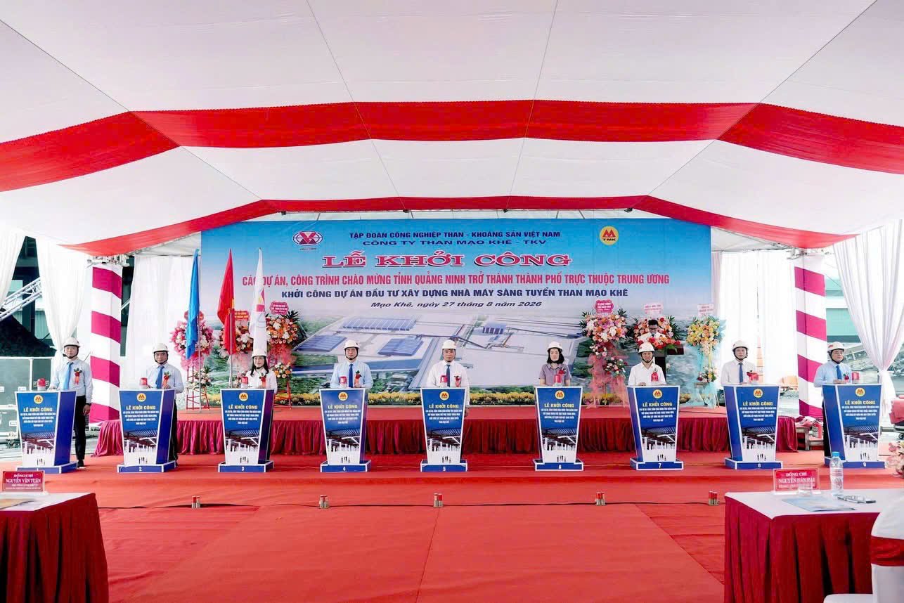 Các đại biểu ấn nút khởi công dự án Các đại biểu ấn nút khởi công dự án