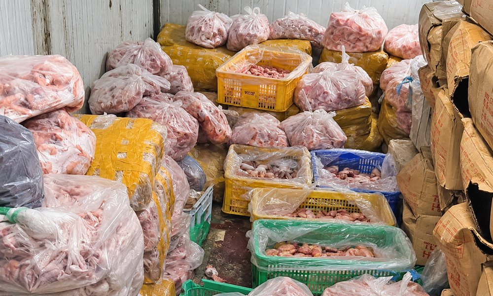 Hơn 1,3 tấn thực phẩm không rõ nguồn gốc bị lực lượng chức năng phát hiện. Hơn 1,3 tấn thực phẩm không rõ nguồn gốc bị lực lượng chức năng phát hiện.