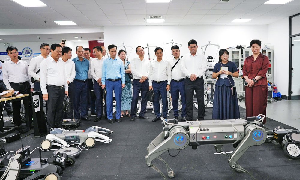 Đo&agrave;n c&ocirc;ng t&aacute;c tỉnh Bắc Ninh theo d&otilde;i robot bốn ch&acirc;n tr&igrave;nh diễn khả năng vận động v&agrave; ứng dụng c&ocirc;ng nghệ tr&iacute; tuệ nh&acirc;n tạo.
