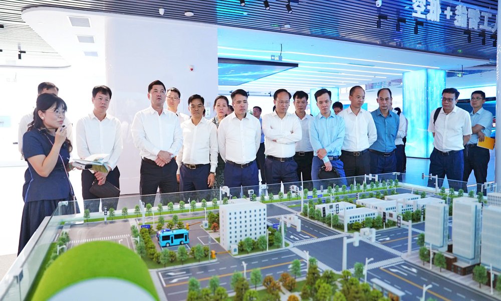 Đo&agrave;n c&ocirc;ng t&aacute;c tỉnh Bắc Ninh t&igrave;m hiểu m&ocirc; h&igrave;nh giao th&ocirc;ng đ&ocirc; thị th&ocirc;ng minh ứng dụng tr&iacute; tuệ nh&acirc;n tạo tại Đảo Tr&iacute; tuệ nh&acirc;n tạo Sơn Đ&ocirc;ng.