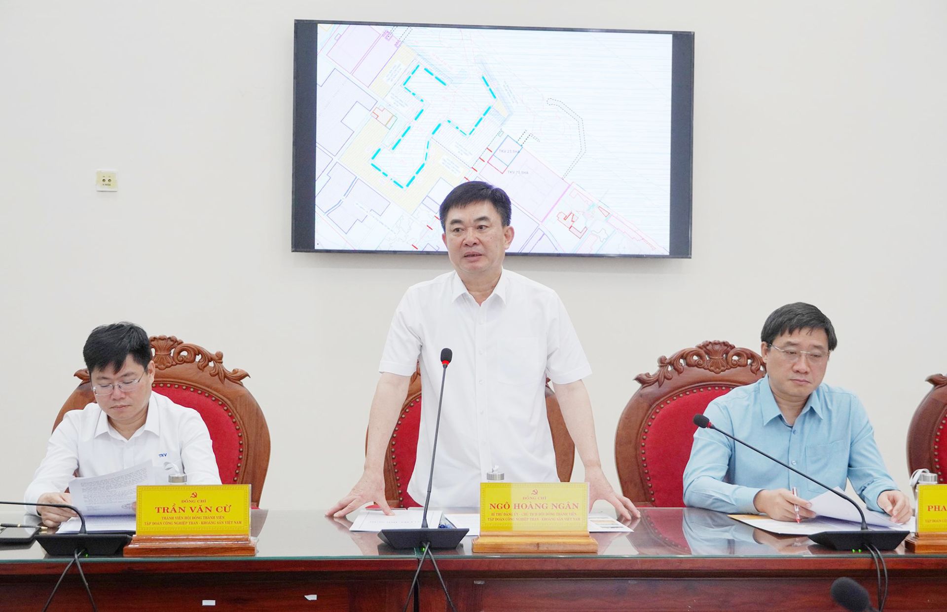 Lãnh đạo Tập đoàn Công nghiệp Than - Khoáng sản Việt Nam báo cáo tình hình triển khai dự án Kho trung chuyển, chế biến và kinh doanh than Quảng Trị. Lãnh đạo Tập đoàn Công nghiệp Than - Khoáng sản Việt Nam báo cáo tình hình triển khai dự án Kho trung chuyển, chế biến và kinh doanh than Quảng Trị.