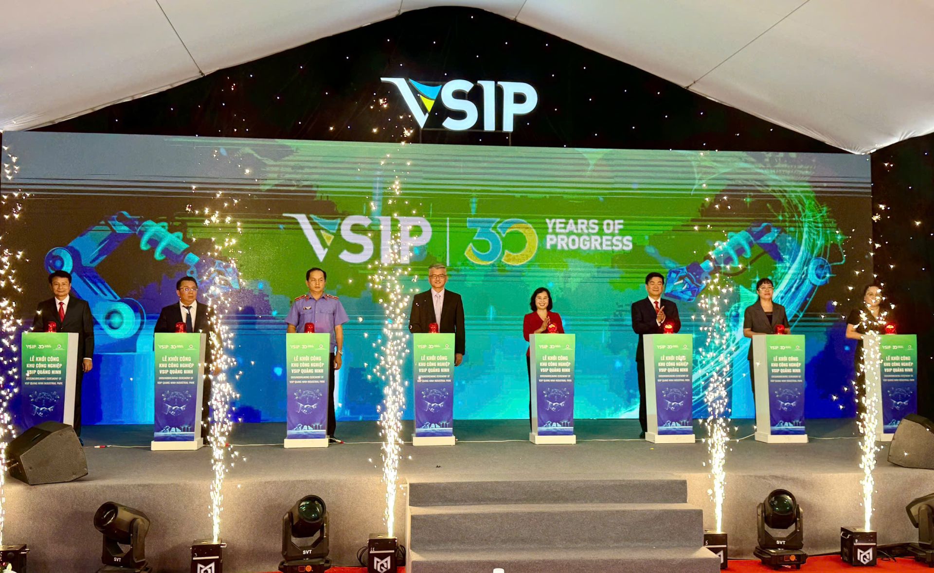 Các đại biểu bấm nút khởi công Dự án KCN VSIP Quảng Ninh Các đại biểu bấm nút khởi công Dự án KCN VSIP Quảng Ninh