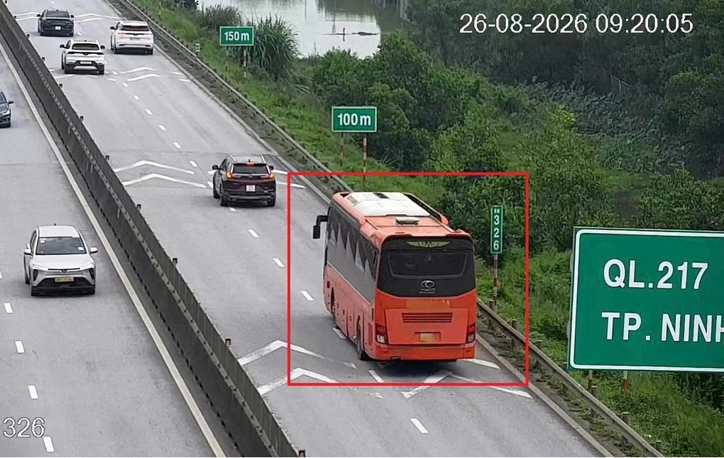 Một t&agrave;i xế xe kh&aacute;ch kh&ocirc;ng giữ khoảng c&aacute;ch an to&agrave;n với &ocirc; t&ocirc; con đi ph&iacute;a trước c&ugrave;ng l&agrave;n đường, vừa bị Đội 3 Cục CSGT xử phạt