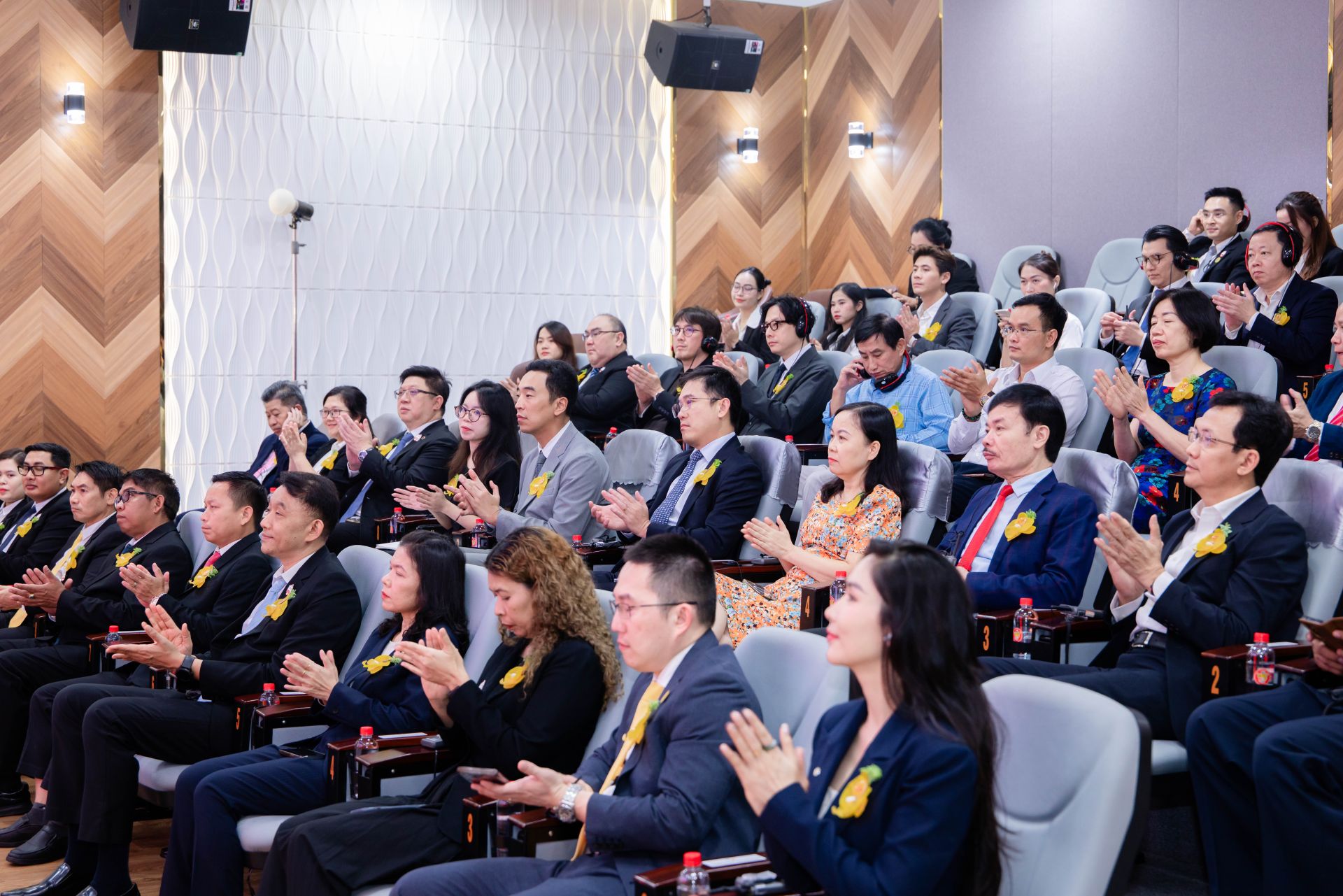 Lễ c&ocirc;ng bố xuất khẩu l&ocirc; thịt g&agrave; chế biến đầu ti&ecirc;n của Việt Nam sang H&agrave;n Quốc c&oacute; sự tham dự của đại diện Bộ N&ocirc;ng nghiệp v&agrave; M&ocirc;i trường, Đại sứ qu&aacute;n H&agrave;n Quốc tại Việt Nam, Hội Chăn nu&ocirc;i Việt Nam v&agrave; ban l&atilde;nh đạo C.P. Việt Nam.