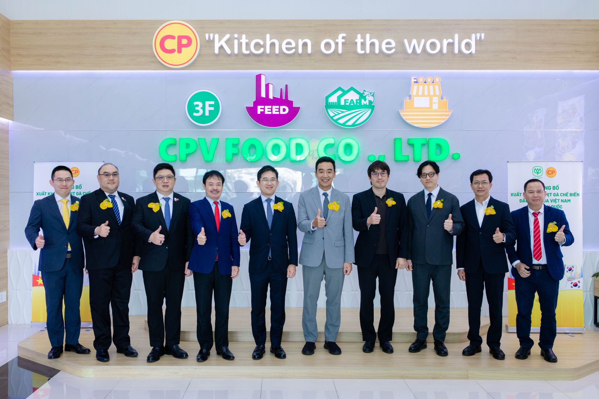 C&aacute;c đại biểu chụp ảnh lưu niệm tại sự kiện, đ&aacute;nh dấu cột mốc quan trọng của ng&agrave;nh n&ocirc;ng nghiệp, thực phẩm Việt Nam.