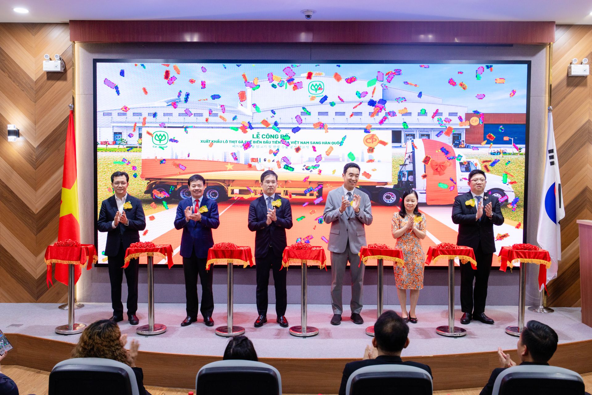 L&atilde;nh đạo C.P. Việt Nam, đại diện Bộ N&ocirc;ng nghiệp v&agrave; M&ocirc;i trường, Đại sứ qu&aacute;n H&agrave;n Quốc tại Việt Nam, Hội Chăn nu&ocirc;i Việt Nam tham gia nghi thức c&ocirc;ng bố xuất khẩu l&ocirc; thịt g&agrave; chế biến đầu ti&ecirc;n của Việt Nam sang thị trường H&agrave;n Quốc.