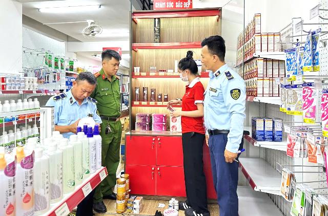Lực lượng QLTT TP phối hợp với lực lượng CATP Đ&agrave; Nẵng kiểm tra 1 cửa h&agrave;ng kinh doanh mỹ phẩm tr&ecirc;n địa b&agrave;n TP. Ảnh: CAĐN.