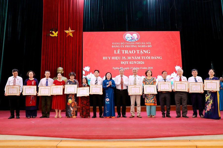 Trao Huy hiệu Đảng cho các đảng viên Trao Huy hiệu Đảng cho các đảng viên