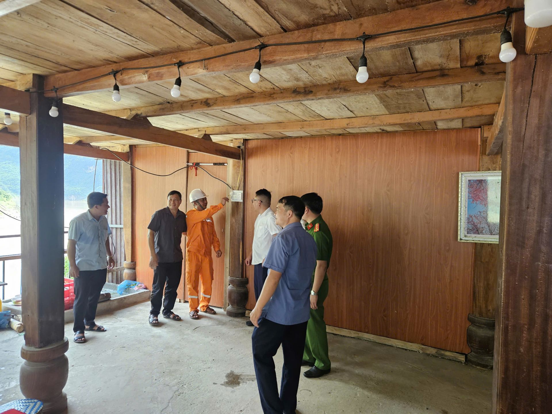 Cán bộ Điện lực trao đổi với người dân về sử dụng điện an toàn Cán bộ Điện lực trao đổi với người dân về sử dụng điện an toàn