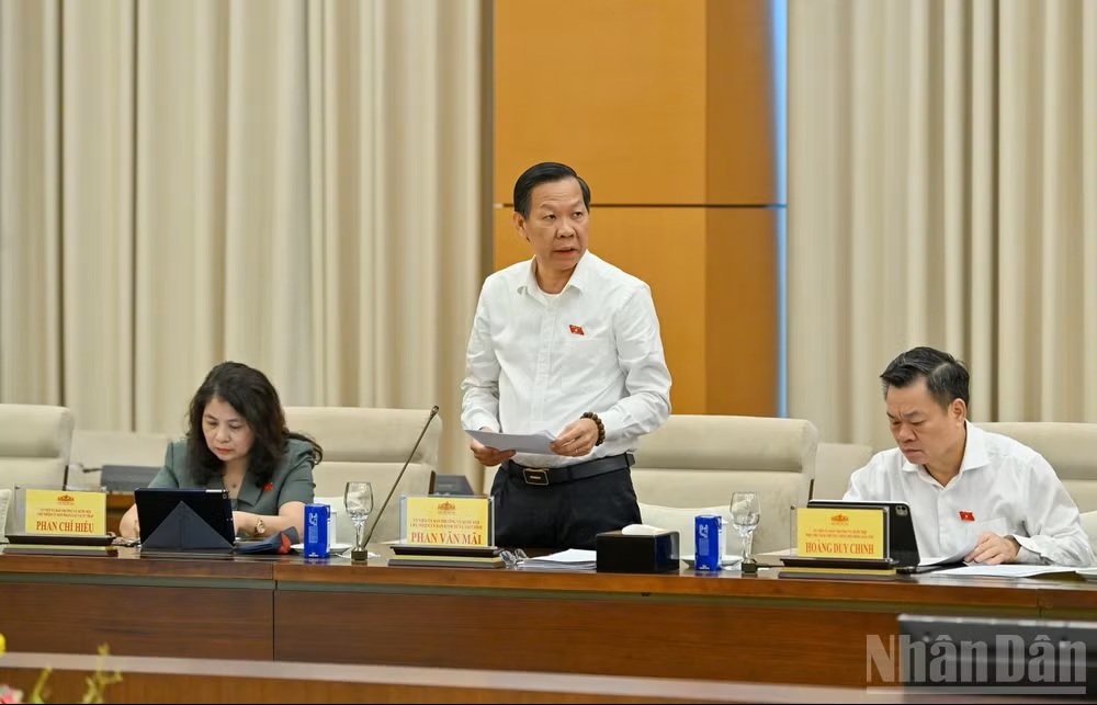 Chủ nhiệm Ủy ban Kinh tế và Tài chính Phan Văn Mãi trình bày báo cáo thẩm tra. (Ảnh: THỦY NGUYÊN) Chủ nhiệm Ủy ban Kinh tế và Tài chính Phan Văn Mãi trình bày báo cáo thẩm tra. (Ảnh: THỦY NGUYÊN)