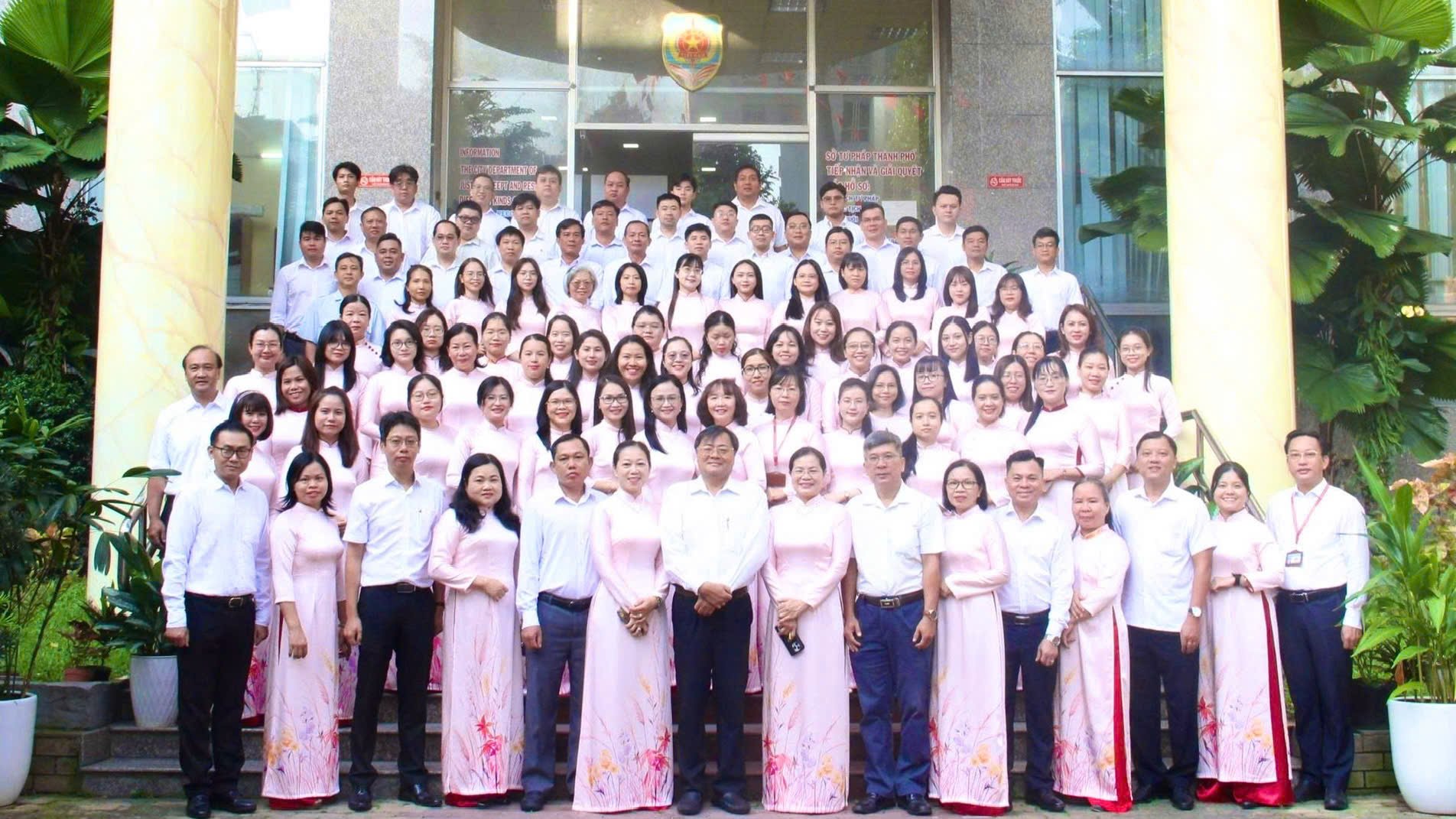 Sở Tư ph&aacute;p TP.HCM kh&ocirc;ng ngừng đổi mới, n&acirc;ng cao hiệu quả c&ocirc;ng t&aacute;c tư ph&aacute;p, g&oacute;p phần ho&agrave;n thiện thể chế v&agrave; tạo động lực cho Th&agrave;nh phố ph&aacute;t triển.