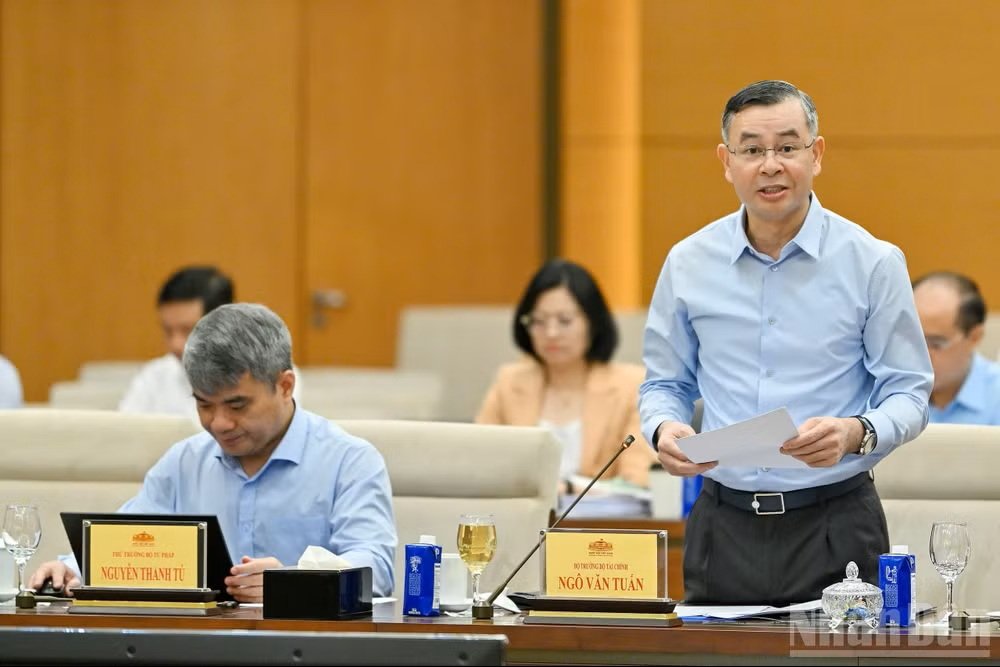 Bộ trưởng Tài chính Ngô Văn Tuấn trình bày tờ trình tóm tắt dự án Luật. (Ảnh: THỦY NGUYÊN) Bộ trưởng Tài chính Ngô Văn Tuấn trình bày tờ trình tóm tắt dự án Luật. (Ảnh: THỦY NGUYÊN)