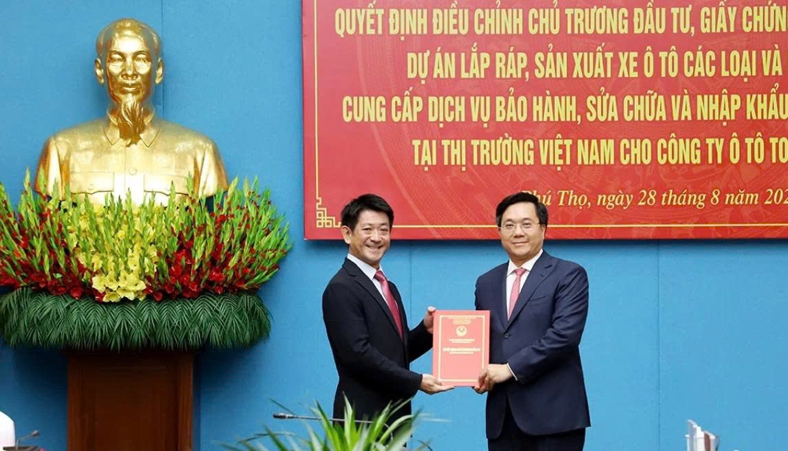 Chủ tịch UBND tỉnh Trần Duy Đông trao Quyết định điều chỉnh chủ trương đầu tư cho lãnh đạo Công ty Ô tô Toyota Việt Nam. Chủ tịch UBND tỉnh Trần Duy Đông trao Quyết định điều chỉnh chủ trương đầu tư cho lãnh đạo Công ty Ô tô Toyota Việt Nam.