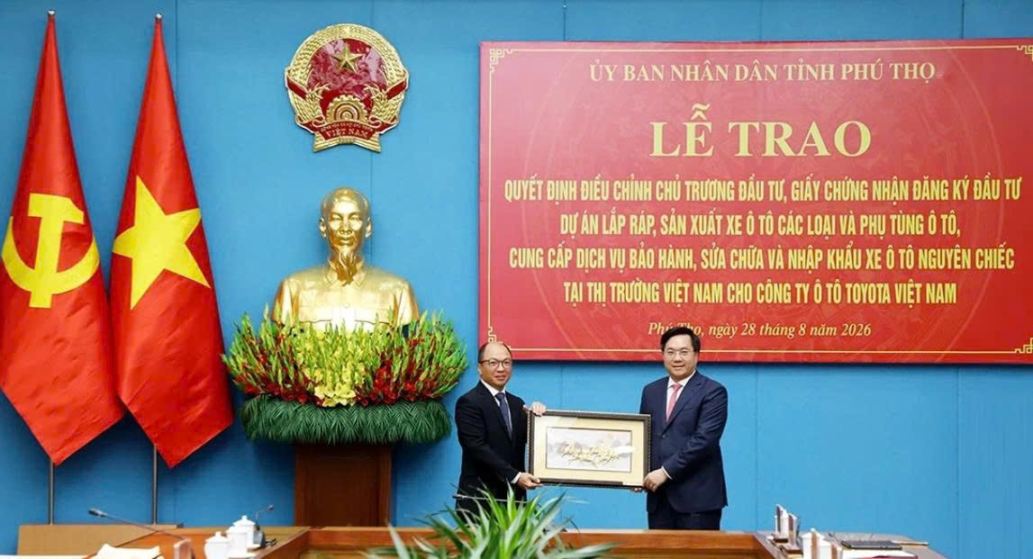 Ông Tiền Quốc Hào - Tổng Giám đốc Toyota Châu Á, Chủ tịch Toyota Việt Nam tặng quà lưu niệm UBND tỉnh Phú Thọ. Ông Tiền Quốc Hào - Tổng Giám đốc Toyota Châu Á, Chủ tịch Toyota Việt Nam tặng quà lưu niệm UBND tỉnh Phú Thọ.