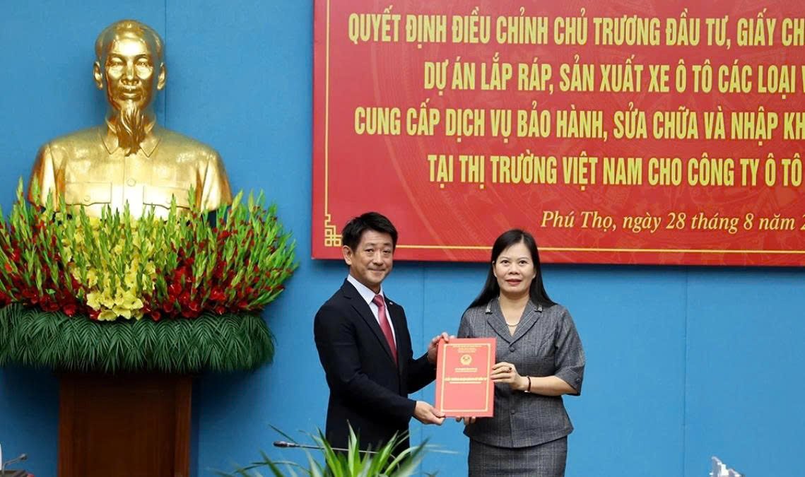 Giám đốc Sở Tài chính Vương Thị Bẩy trao Giấy chứng nhận đăng ký đầu tư điều chỉnh cho lãnh đạo Công ty Ô tô Toyota Việt Nam. Giám đốc Sở Tài chính Vương Thị Bẩy trao Giấy chứng nhận đăng ký đầu tư điều chỉnh cho lãnh đạo Công ty Ô tô Toyota Việt Nam.