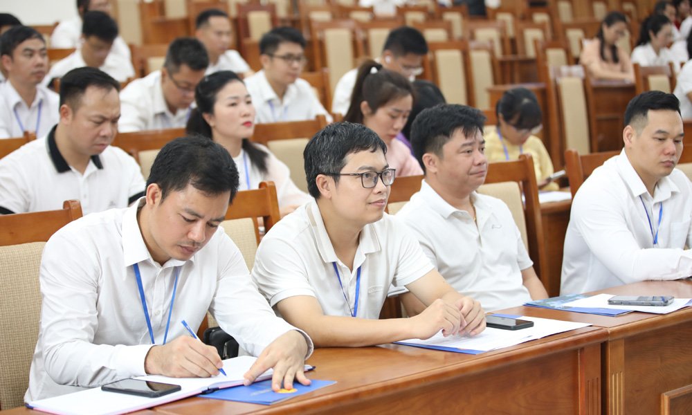 Đại biểu v&agrave; học vi&ecirc;n tham dự hội thảo.