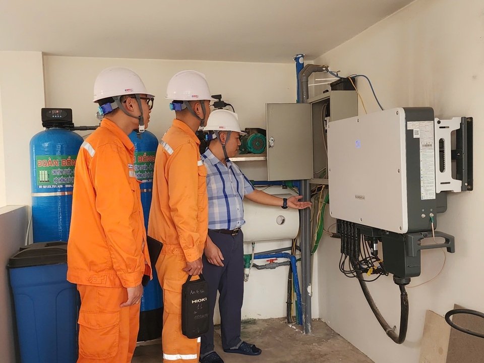 Nhân viên Điện lực hướng dẫn, hỗ trợ khách hàng kiểm tra hệ thống điện mặt trời mái nhà Nhân viên Điện lực hướng dẫn, hỗ trợ khách hàng kiểm tra hệ thống điện mặt trời mái nhà
