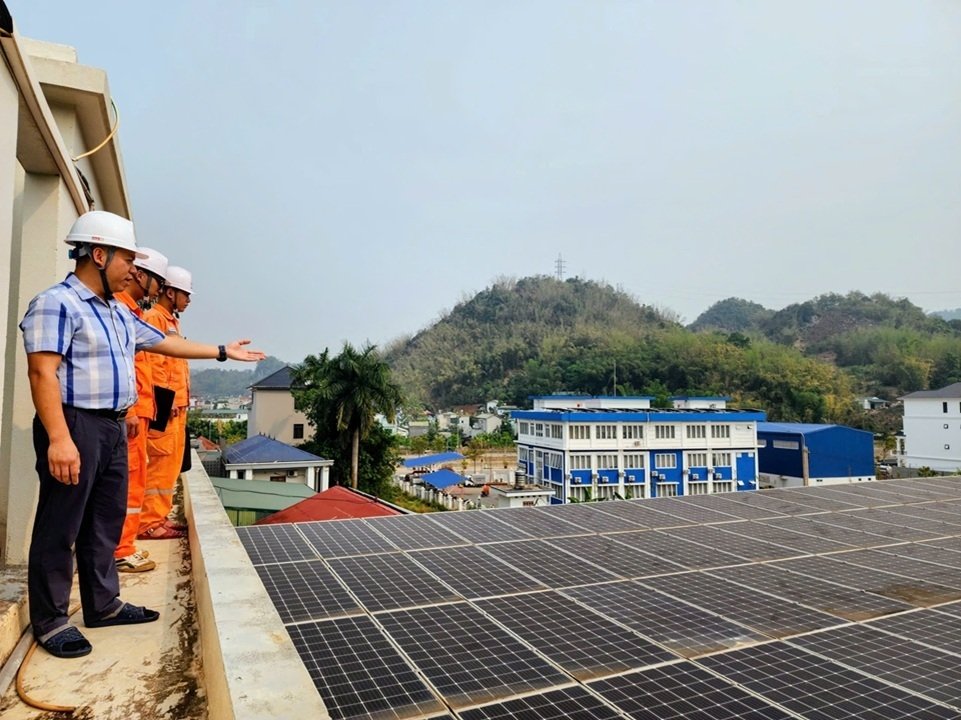 Nhân viên Điện lực và khách hàng kiểm tra hệ thống điện mặt trời mái nhà Nhân viên Điện lực và khách hàng kiểm tra hệ thống điện mặt trời mái nhà