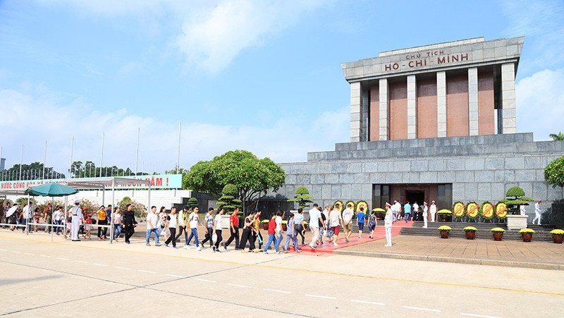 Tặng 45.000 suất quà cho du khách đến thăm Lăng Chủ tịch Hồ Chí Minh dịp 2/9 Tặng 45.000 suất quà cho du khách đến thăm Lăng Chủ tịch Hồ Chí Minh dịp 2/9