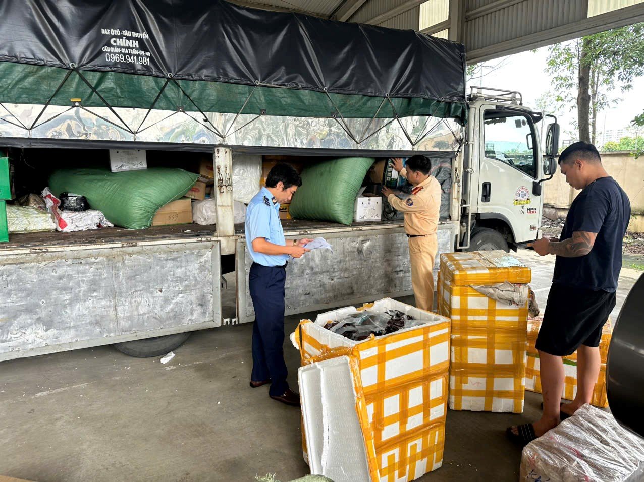 Lực lượng chức năng tỉnh Thanh H&oacute;a kiểm tra h&agrave;ng h&oacute;a tr&ecirc;n phương tiện vận tải. Ảnh: QLTT Thanh H&oacute;a