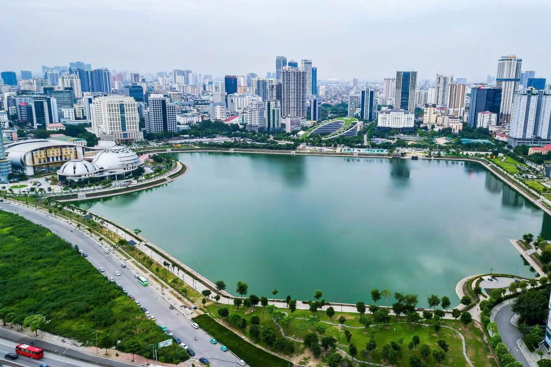 Toàn cảnh Công viên An Hòa với không gian hồ điều hòa và cây xanh giữa khu đô thị Cầu Giấy. Toàn cảnh Công viên An Hòa với không gian hồ điều hòa và cây xanh giữa khu đô thị Cầu Giấy.