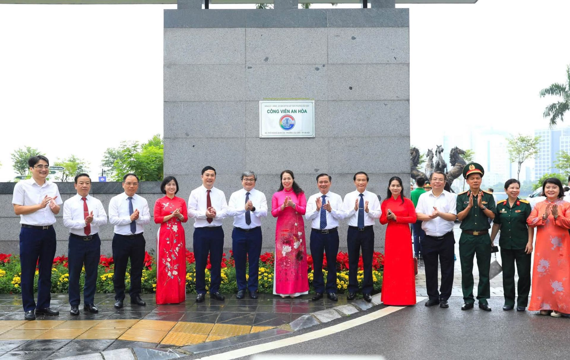 Các đại biểu tại Lễ gắn biển Công viên An Hòa, phường Cầu Giấy, sáng 28/8. Các đại biểu tại Lễ gắn biển Công viên An Hòa, phường Cầu Giấy, sáng 28/8.