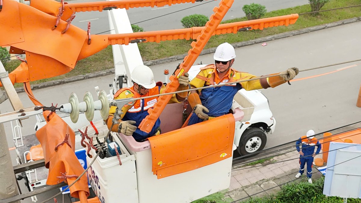 Đội Hotline thực hiện sửa chữa khiếm khuyết lưới điện bảo đảm cấp điện ổn định Đội Hotline thực hiện sửa chữa khiếm khuyết lưới điện bảo đảm cấp điện ổn định