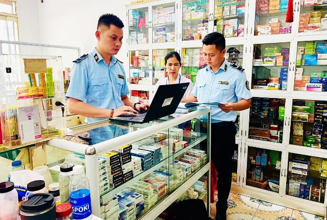 Lực lượng QLTT TP Đ&agrave; Nẵng kiểm tra 1 cửa h&agrave;ng kinh doanh thuốc T&acirc;y v&agrave; thực phẩm chức năng tr&ecirc;n địa b&agrave;n TP. Ảnh: QLTT ĐN