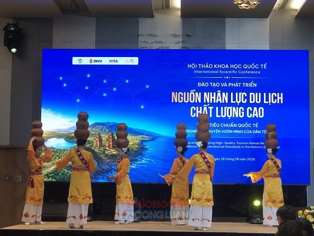 Tiết mục m&uacute;a Chăm ch&agrave;o mừng Hội thảo. Ảnh: VH