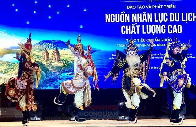 Biểu diễn H&aacute;t Bộ truyền thống B&igrave;nh Định tại Hội thảo. Ảnh: VH