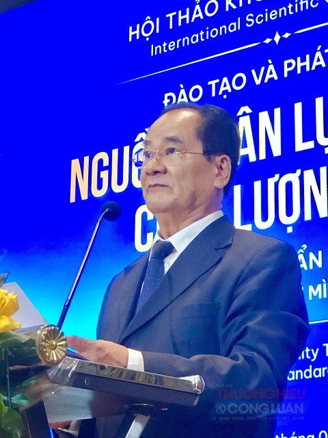 GS-TS Đ&agrave;o Mạnh H&ugrave;ng giới thiệu &ldquo;B&aacute;o c&aacute;o đề dẫn&rdquo;. Ảnh: Viết Hiền