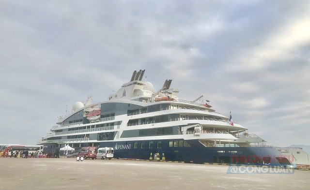Du lịch Gia Lai đang nỗ lực hướng đến những chuẩn mực quốc tế. Trong ảnh: Đo&agrave;n du kh&aacute;ch quốc tế cập Cảng Quy Nhơn. Ảnh: Viết Hiền