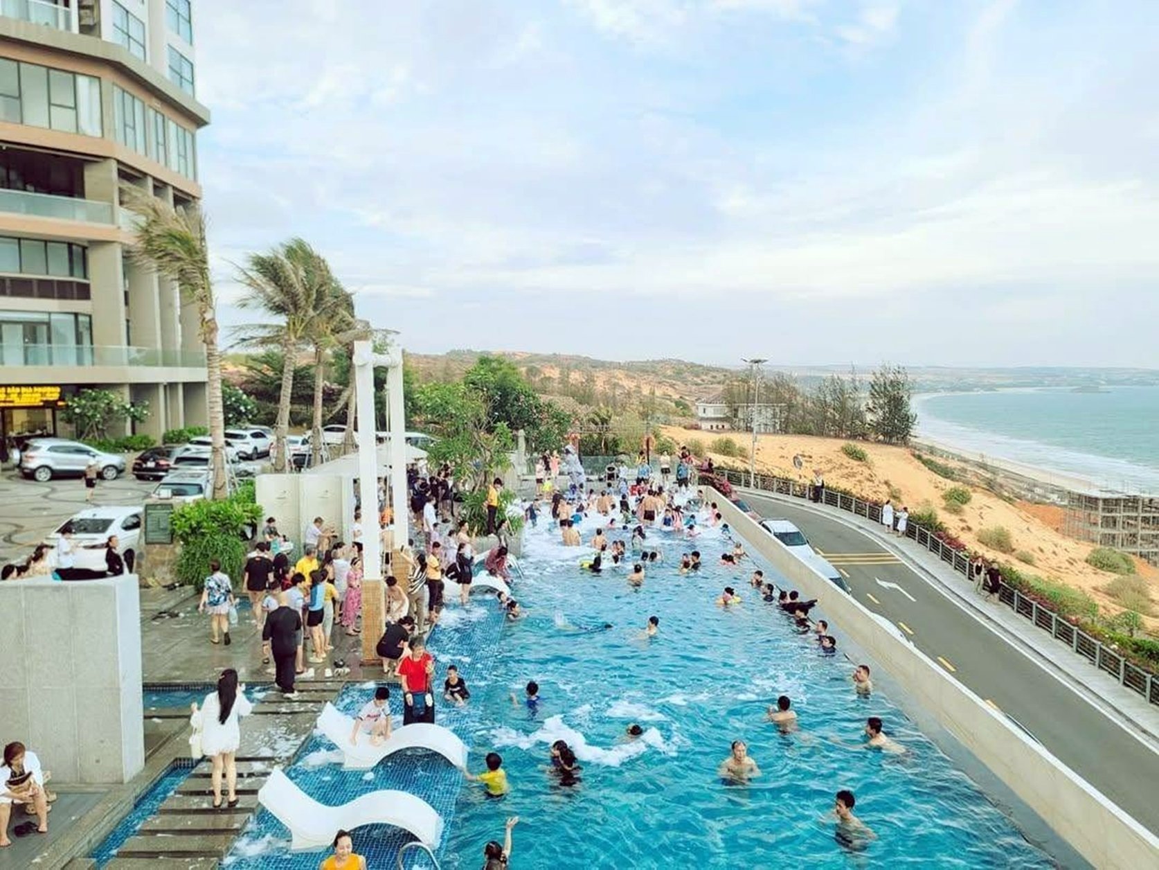Một g&oacute;c hồ bơi Apec Mandala Wyndham.