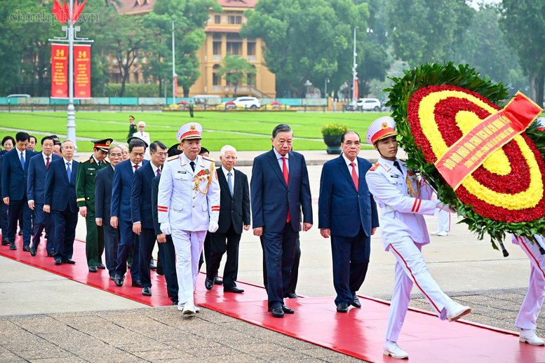 Lãnh đạo Đảng, Nhà nước đến đặt vòng hoa và vào Lăng viếng Chủ tịch Hồ Chí Minh. Lãnh đạo Đảng, Nhà nước đến đặt vòng hoa và vào Lăng viếng Chủ tịch Hồ Chí Minh.