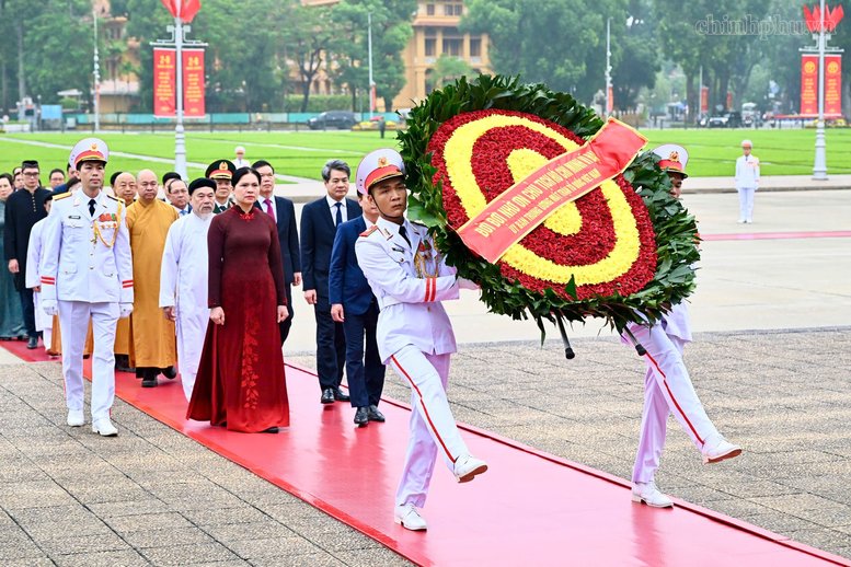 Đoàn đại biểu Ủy ban Trung ương Mặt trận Tổ quốc Việt Nam đặt vòng hoa, vào Lăng viếng Chủ tịch Hồ Chí Minh - Ảnh: chinhphu.vn/Nhật Bắc Đoàn đại biểu Ủy ban Trung ương Mặt trận Tổ quốc Việt Nam đặt vòng hoa, vào Lăng viếng Chủ tịch Hồ Chí Minh - Ảnh: chinhphu.vn/Nhật Bắc